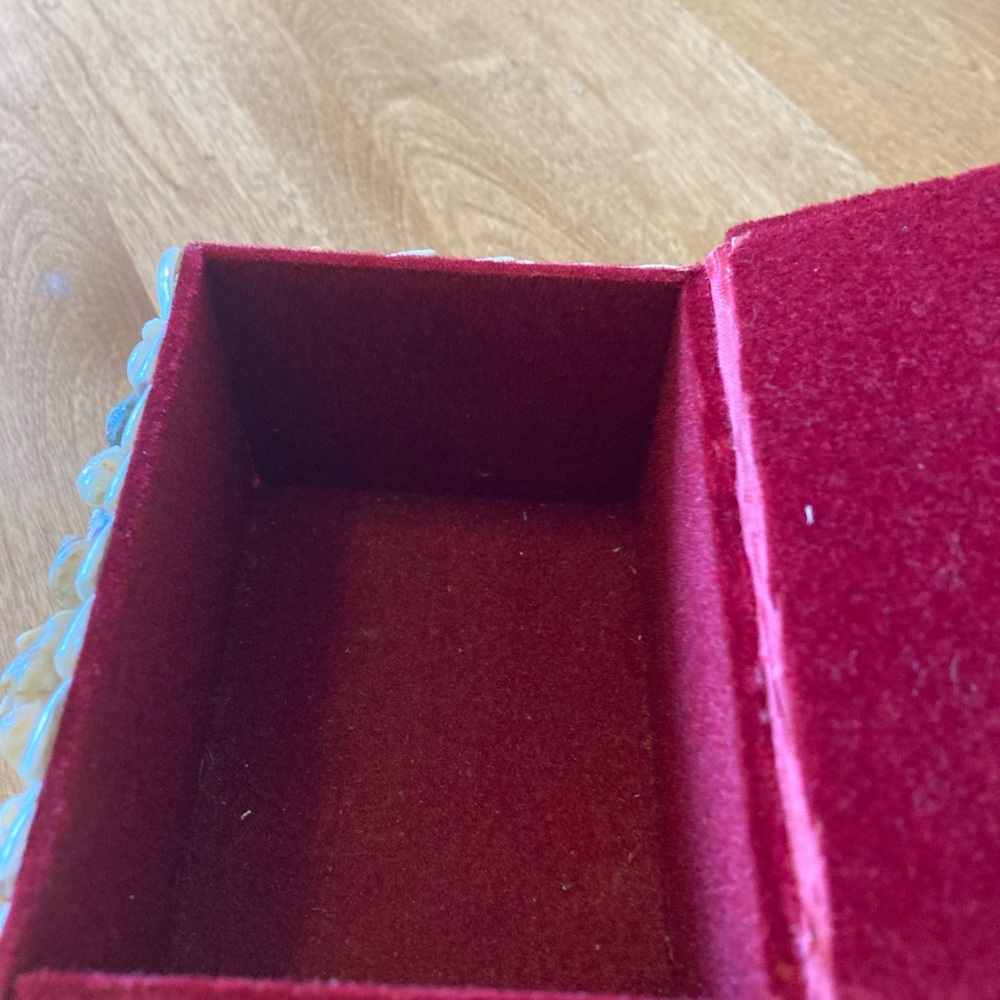 Vintage shell trinket/jewelry box - Picture 5 of 7